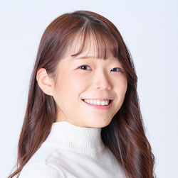 小針彩希 (Saki Kobari)